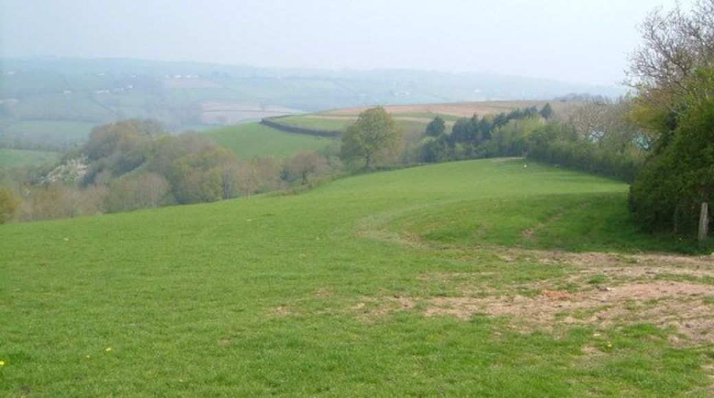 View near Westwood Farm. From the footpath from Longdown. The woods on the left are the same as those in 164094, and the curved field boundary in the centre is on the horizon of the other photo.