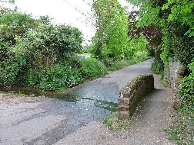 Ford and footbridge at Pytte Just north of the village of Clyst St George.
