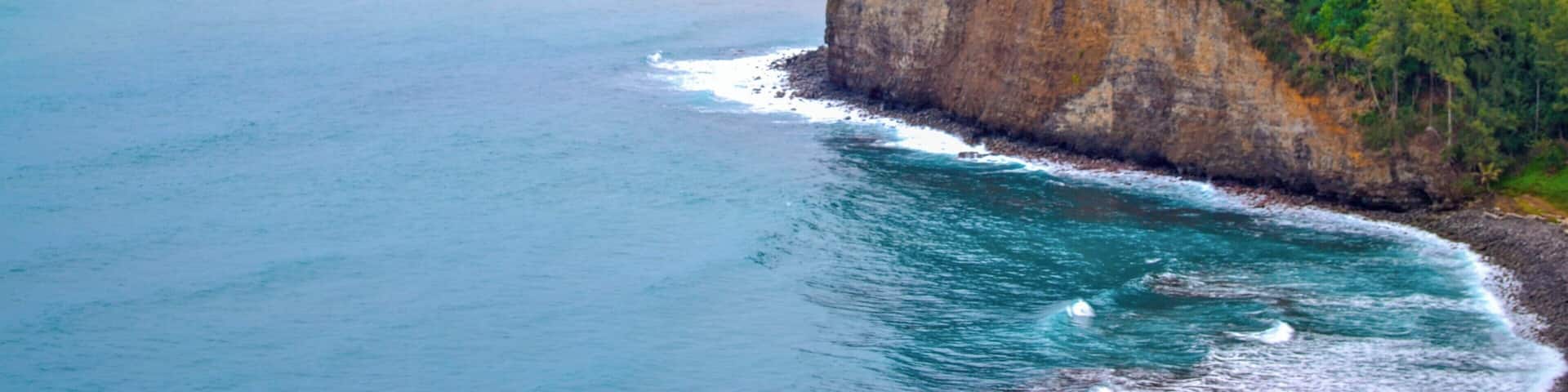This gorgeous view is accessible from Pololu Valley Lookout. You can hike down to the black sand beach, where rocks form cairns in mysterious shapes and forms near the sea.
#bigisland
#hawaii
#beaches
#hawaiibeaches
#lifeatexpedia