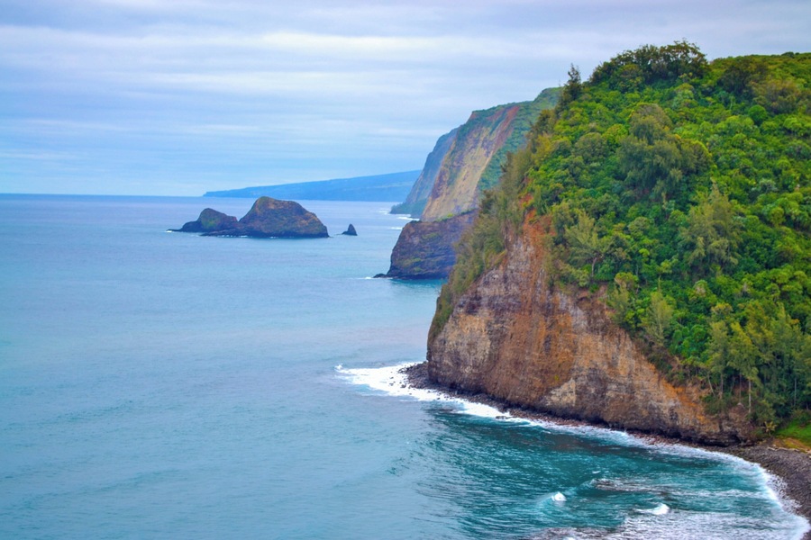 This gorgeous view is accessible from Pololu Valley Lookout. You can hike down to the black sand beach, where rocks form cairns in mysterious shapes and forms near the sea.
#bigisland
#hawaii
#beaches
#hawaiibeaches
#lifeatexpedia
