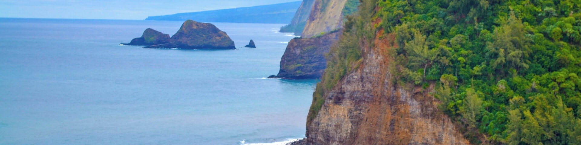 This gorgeous view is accessible from Pololu Valley Lookout. You can hike down to the black sand beach, where rocks form cairns in mysterious shapes and forms near the sea.
#bigisland
#hawaii
#beaches
#hawaiibeaches
#lifeatexpedia
