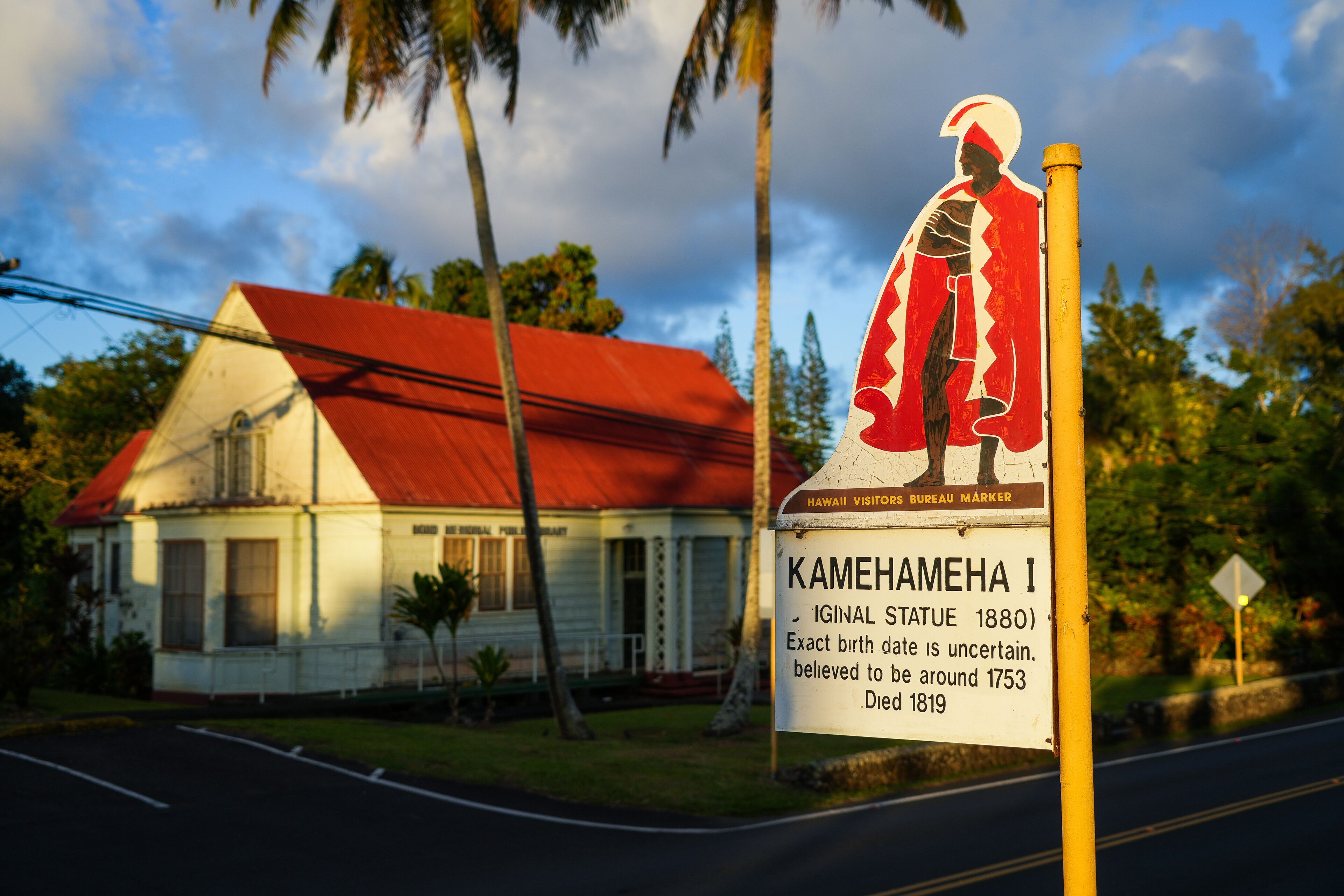 Direction sign to the original bronze statue of Hawaiian King Kamehameha I in Kapaau on Big Island, Hawai'i, USA - Sculpted in Florence by Thomas Ridgeway Gould, it was lost during a ship wreck