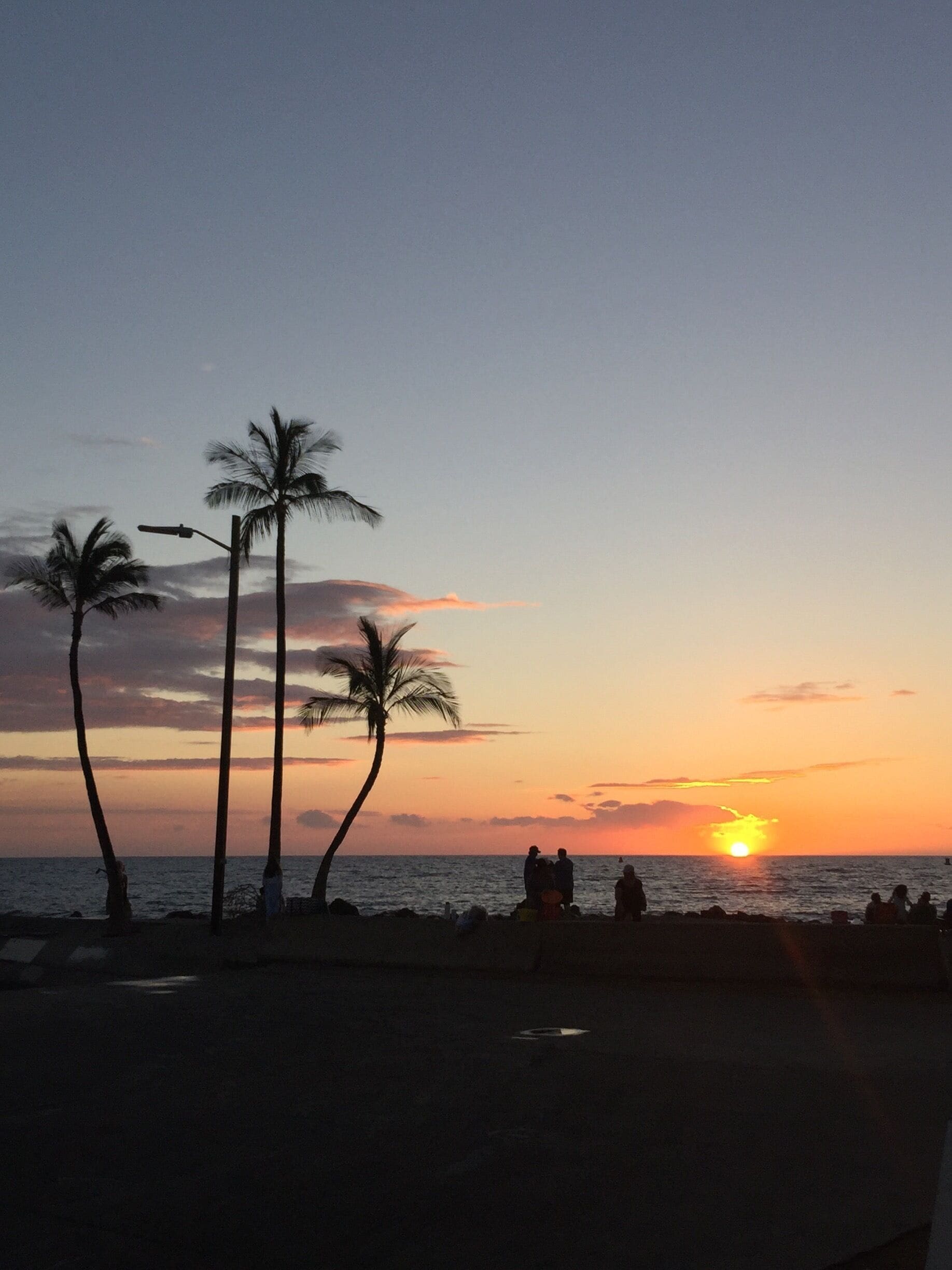 My Saturday evening with family happens like this in Hawaii🌺