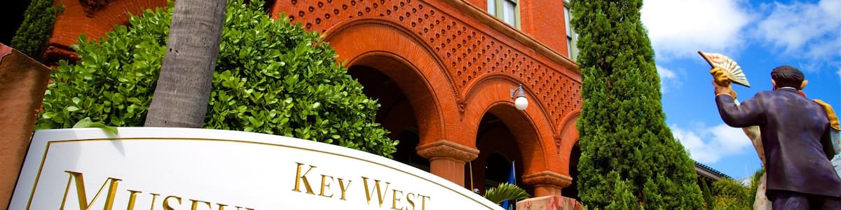 Une enseigne indiquant l’emplacement du musée d’art et d’histoire de Key West, situé dans l’ancien bâtiment des douanes.