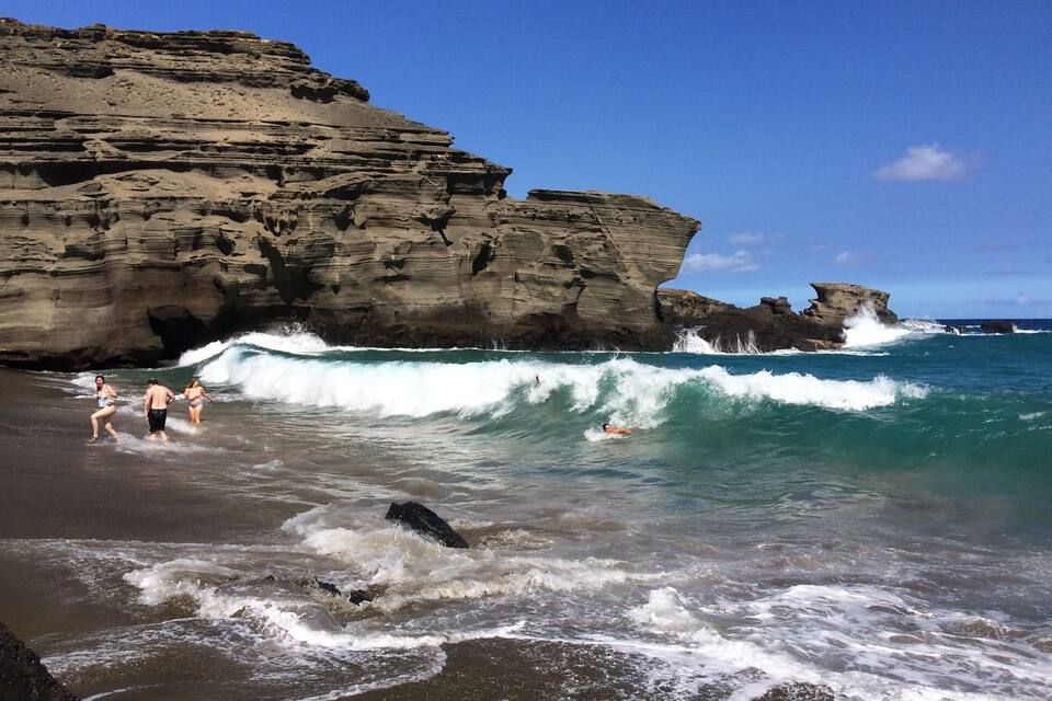 Une côte rocheuse où les vagues s’écrasent sur le rivage.
