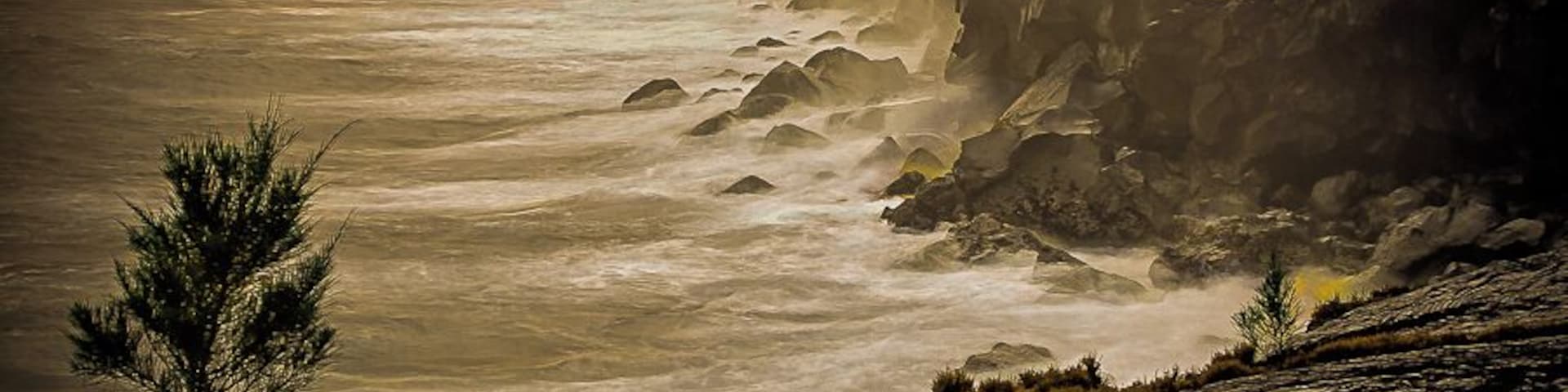 Sunrise on Hawaii Island and first light starts to break on the irregular lava patterns that end abruptly on cliffs in East Hawaii. Yes, sunrises are worth waking up for in Hawaii. Here are more sunrises across the island for you to enjoy
http://travelphotodiscovery.com/sunrise-in-hawaii-travel-photo-mondays-28/
#goldenhour
