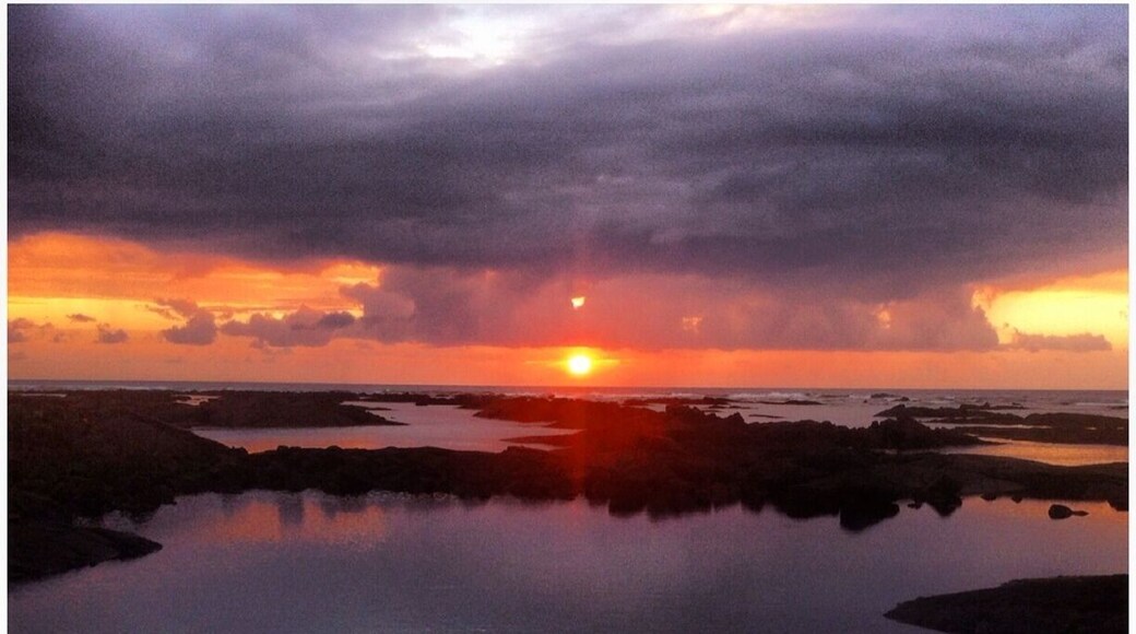 🕡Break of dawn ... 🙏Sun Salutations ... 🌅Horizon at Wai'opae tide pools ... 🌈Hawaii ... 🎁Aloha