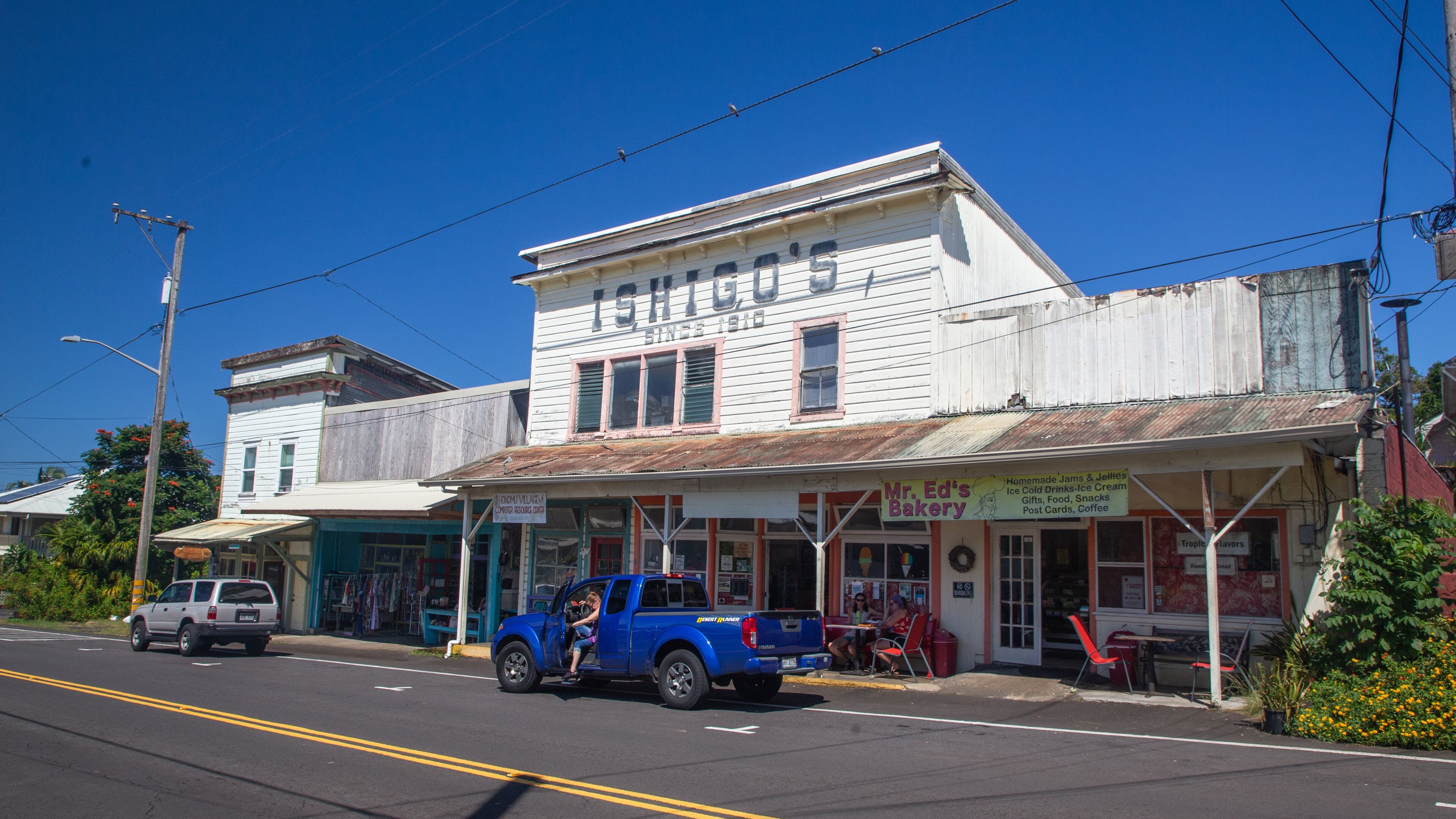 Honomu featuring a small town or village and signage