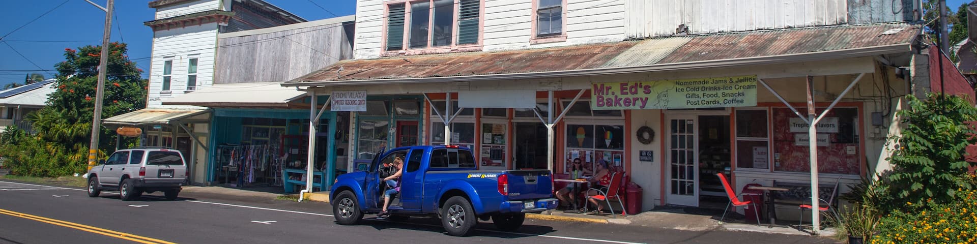 Honomu featuring a small town or village and signage