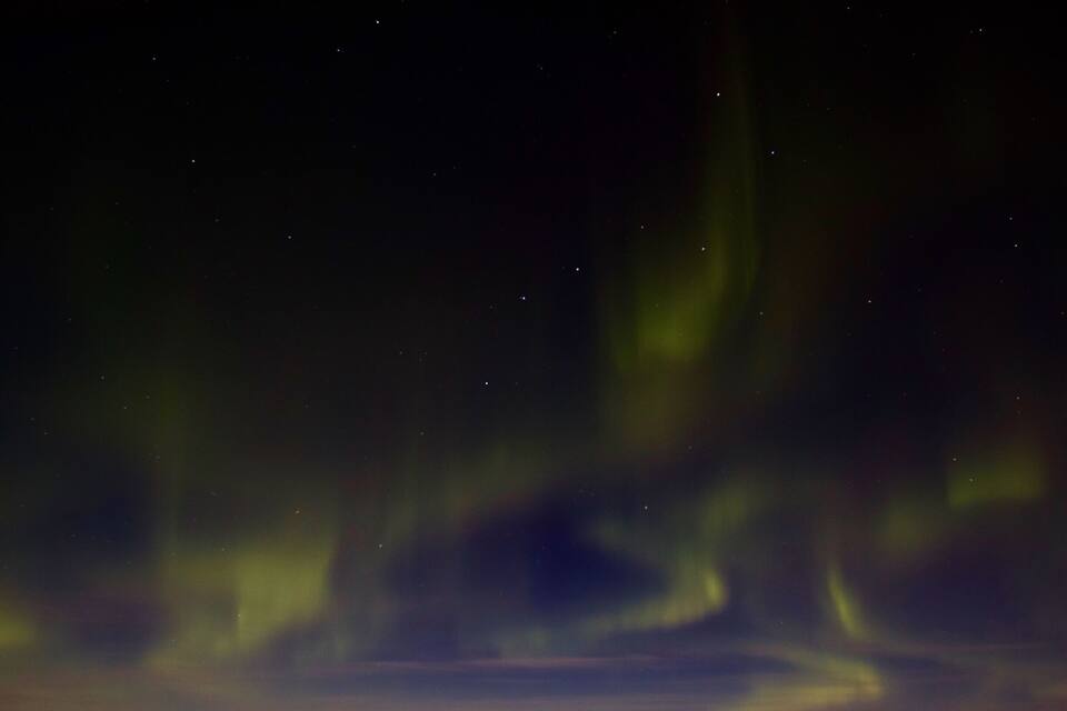 A Aurora Boreal no céu noturno.