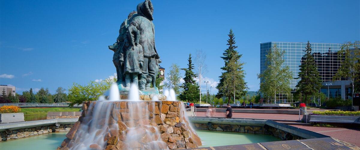 Fairbanks que incluye una estatua o escultura, señalización y una fuente