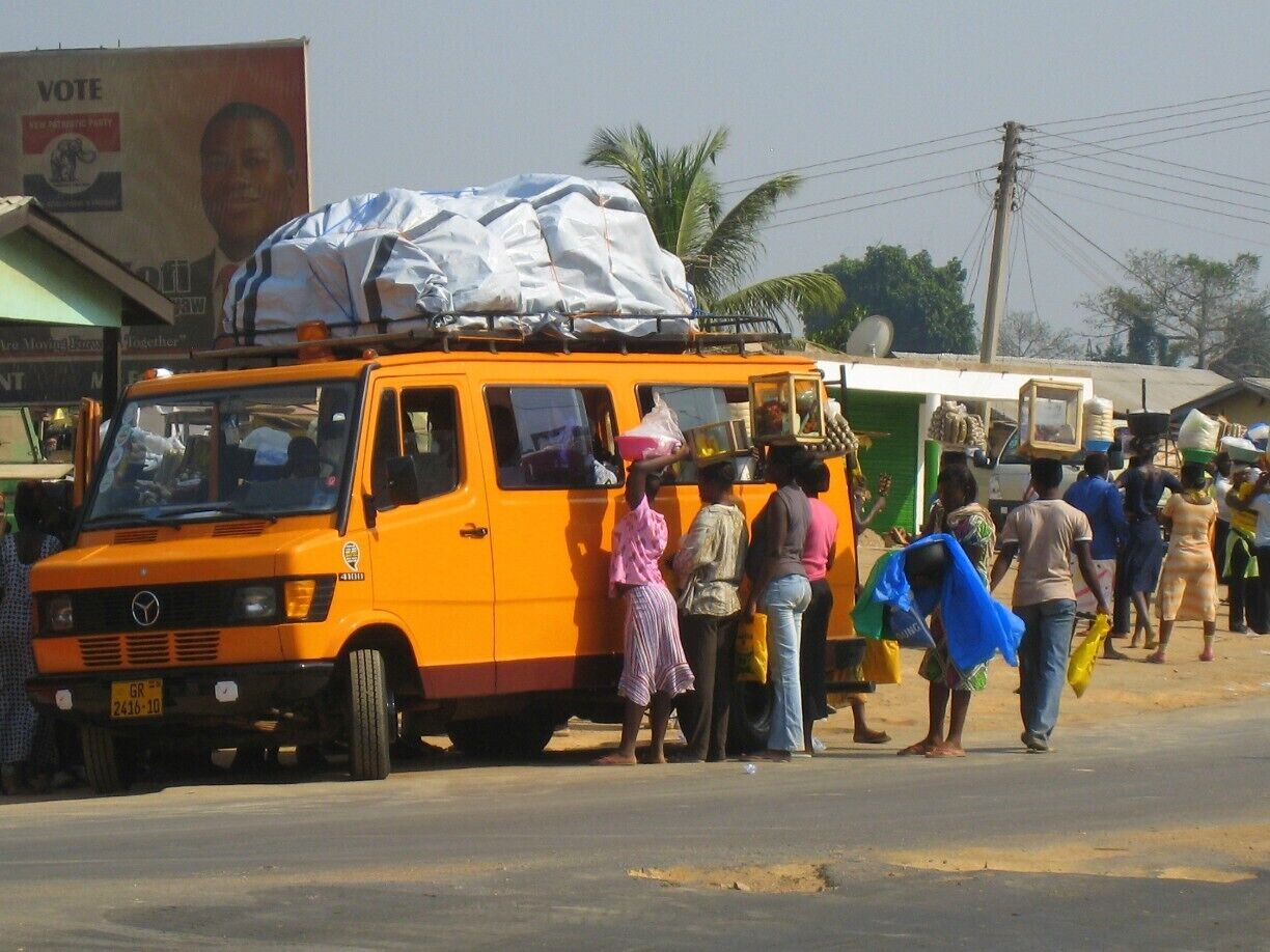 Selling snacks to the evening commuters in Akosombo