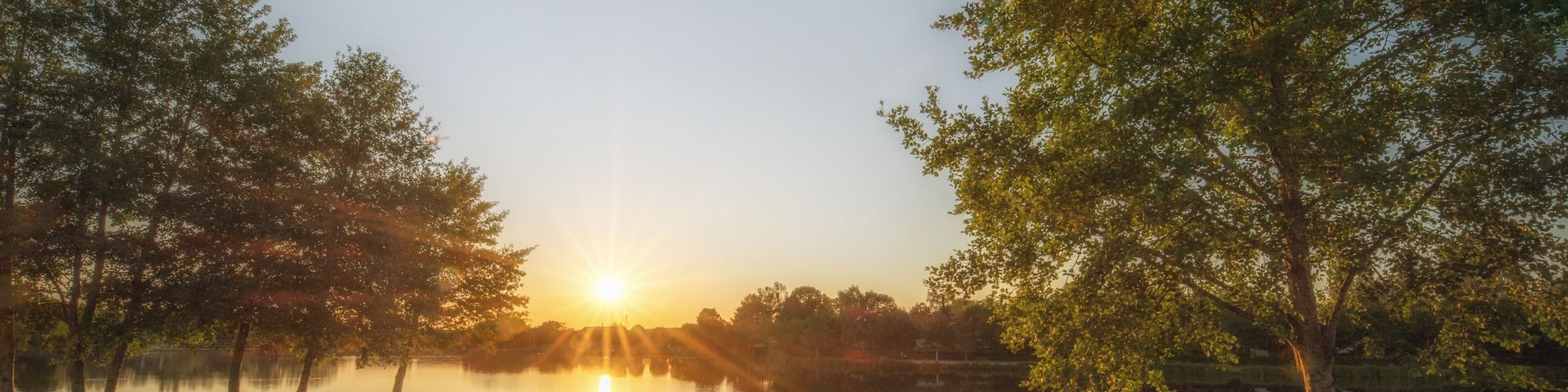 Coucher de soleil à l'étang Fouché, Arnay-le-Duc, Côte d'Or, France