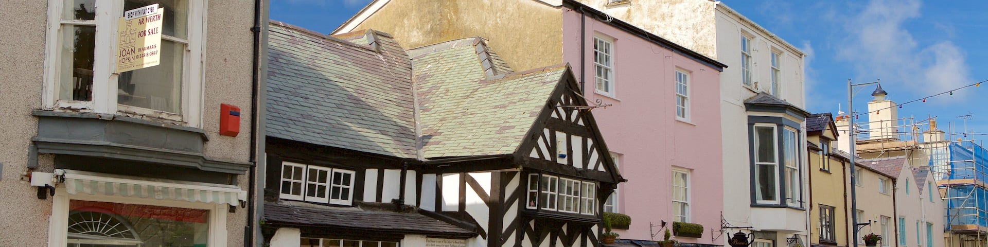 Beaumaris welches beinhaltet Straßenszenen sowie kleine Menschengruppe