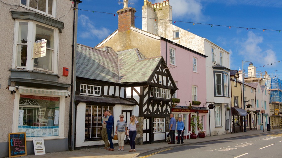 Beaumaris featuring street scenes as well as a small group of people