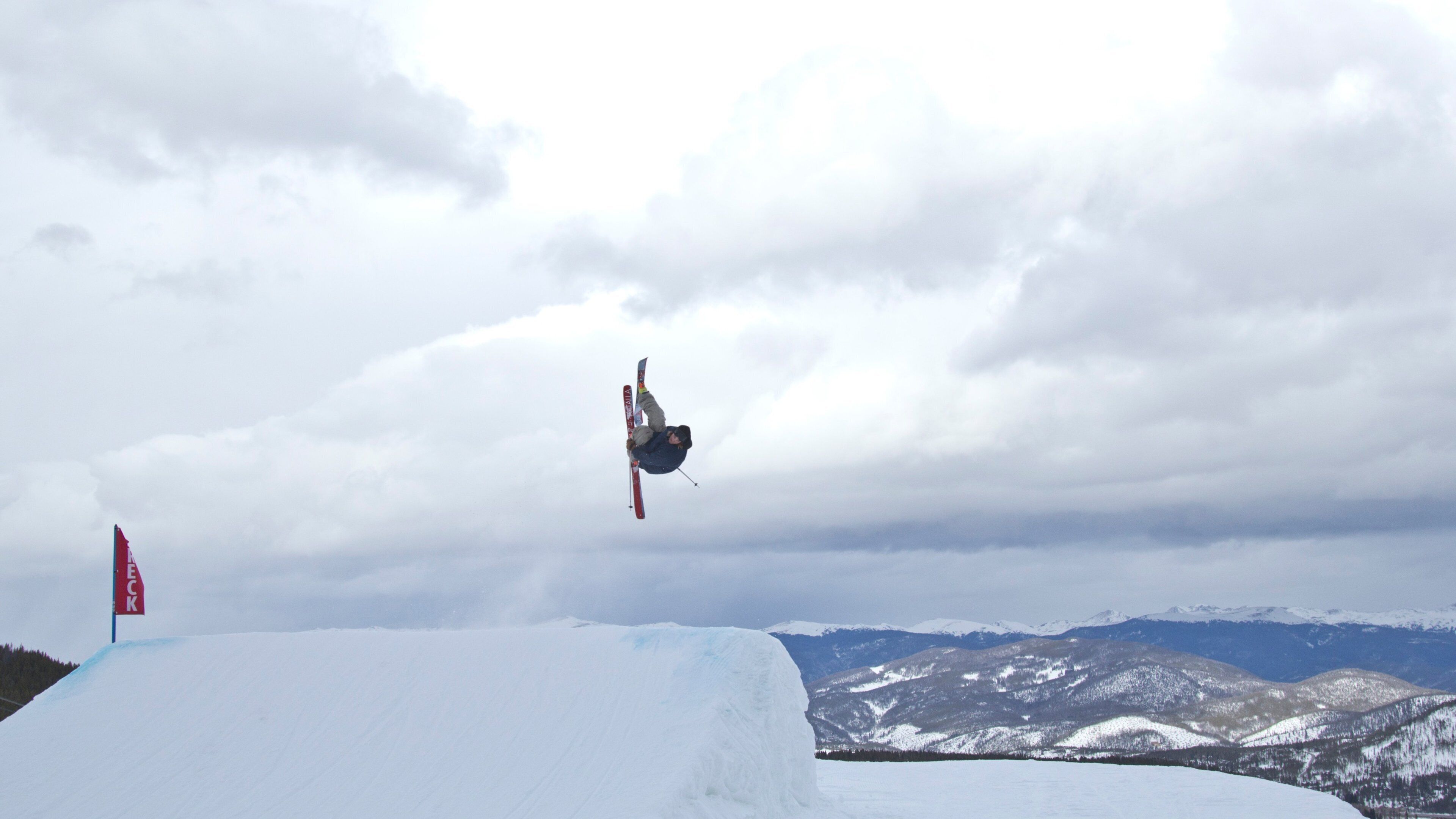 Breckenridge som viser sne og skiløb såvel som en mand