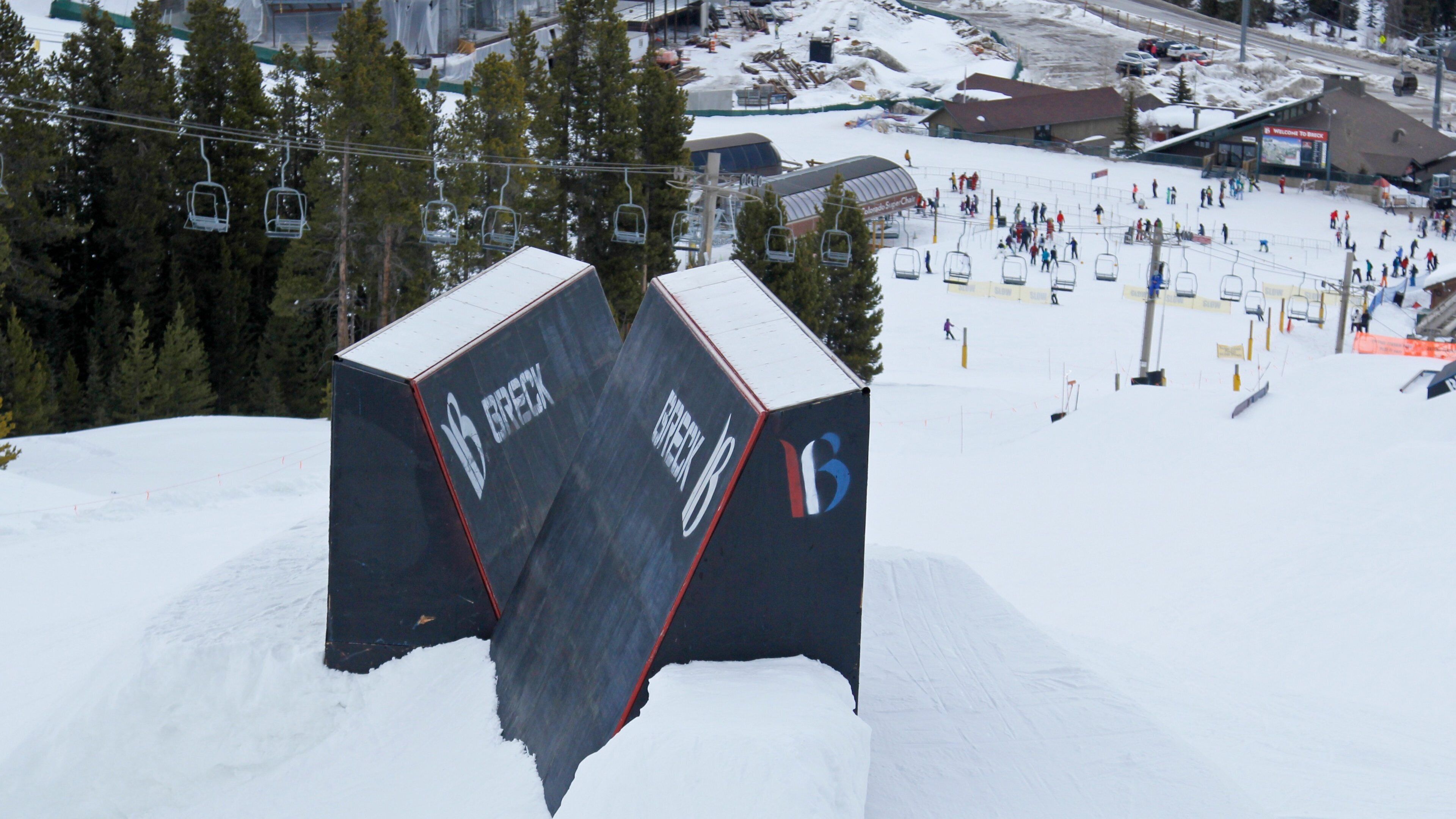 Breckenridge som omfatter sne og en kabinelift