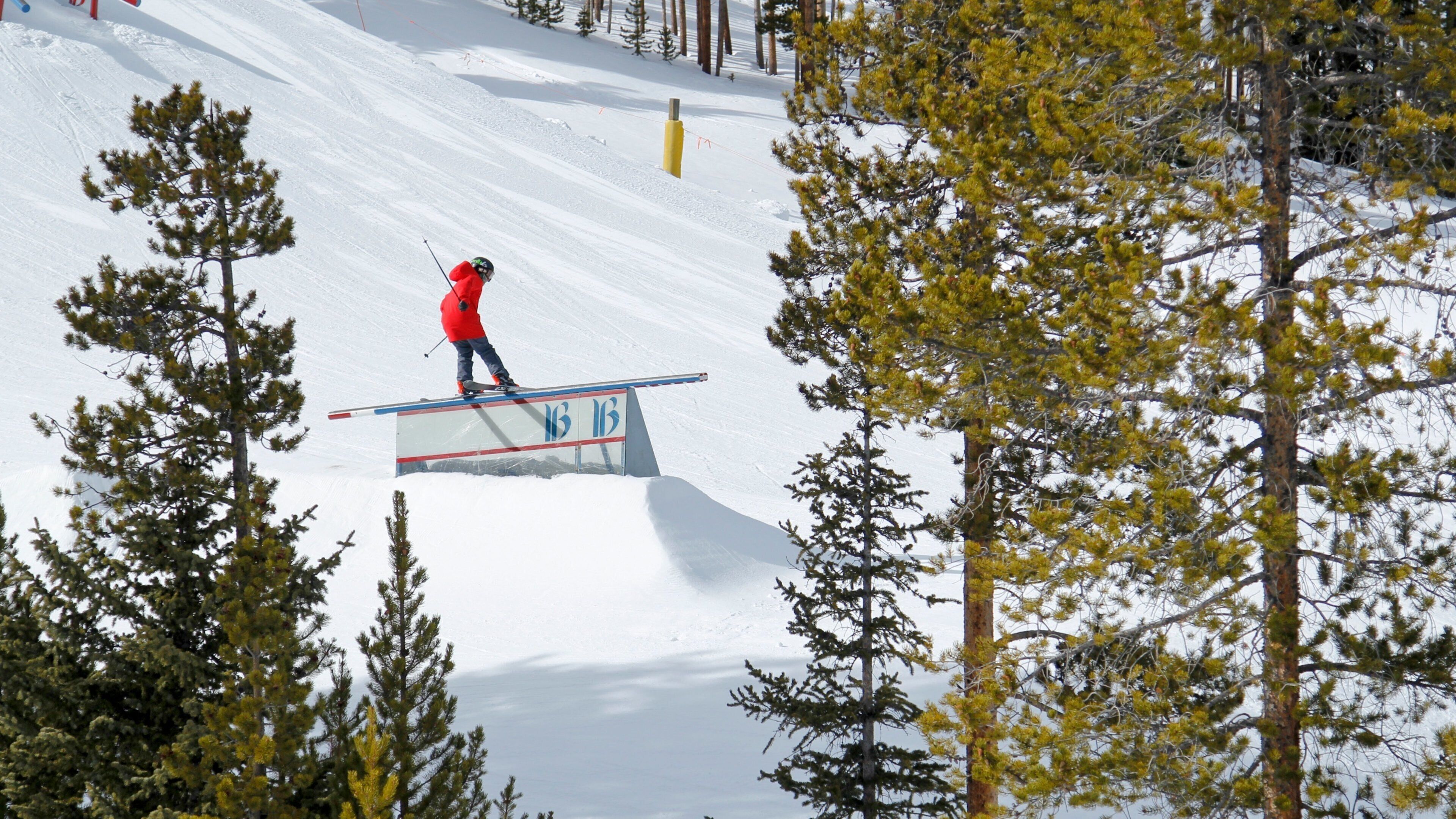 Breckenridge showing snow and snow skiing