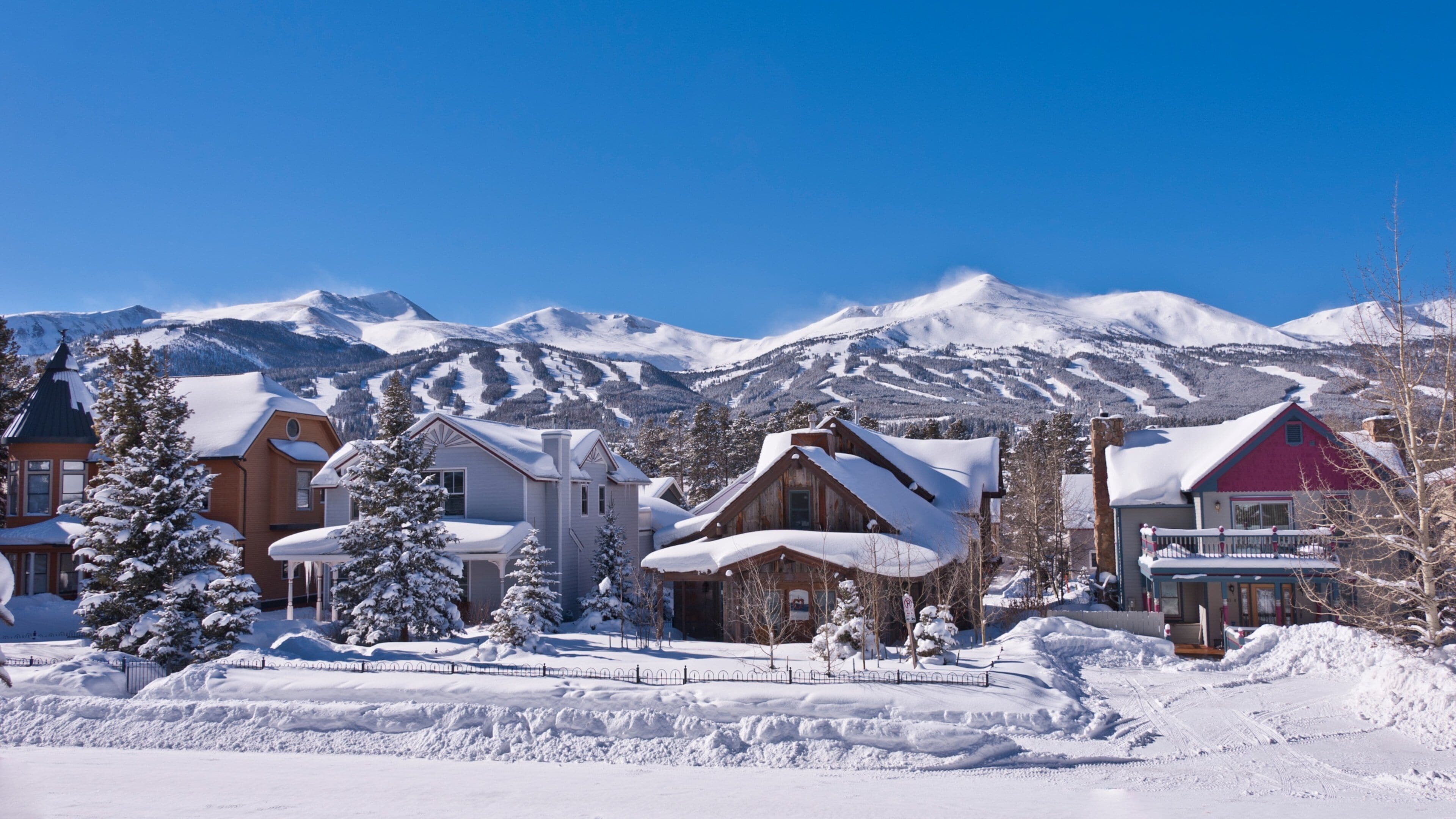 Breckenridge showing snow and a small town or village