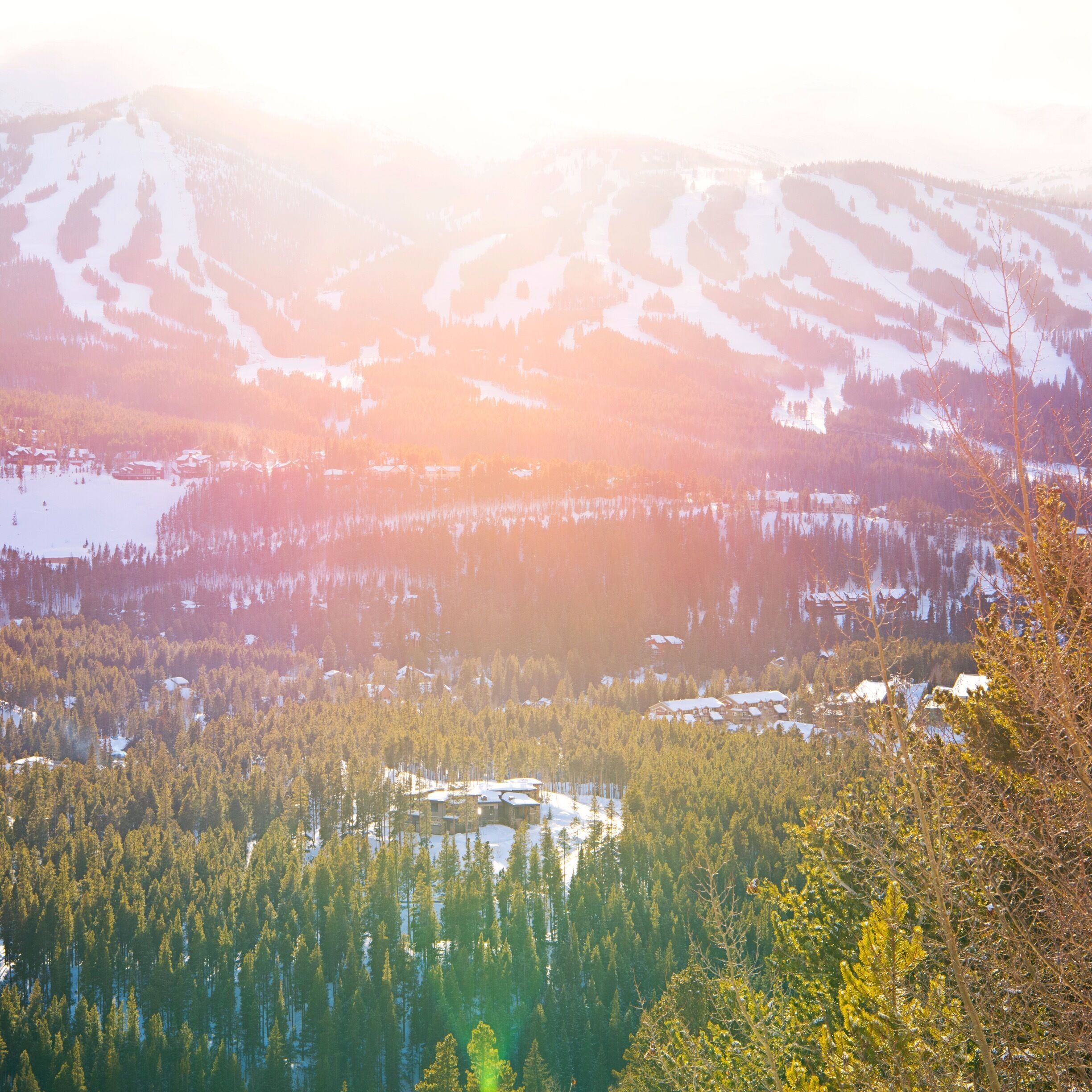 I've just spent a week in Breckenridge skiing and I have some tips! To stay: Double Tree by Hilton has access to Peak 9 and offers ski concierge and a killer breakfast. To Eat: Crepes A' La Carte, Relish and Pioneer Crossing for the slopes (Peak 7). To Do: Shopping on Main Street and a wander through the Breck Create Campus! I want to stay forever! 😩😩😩