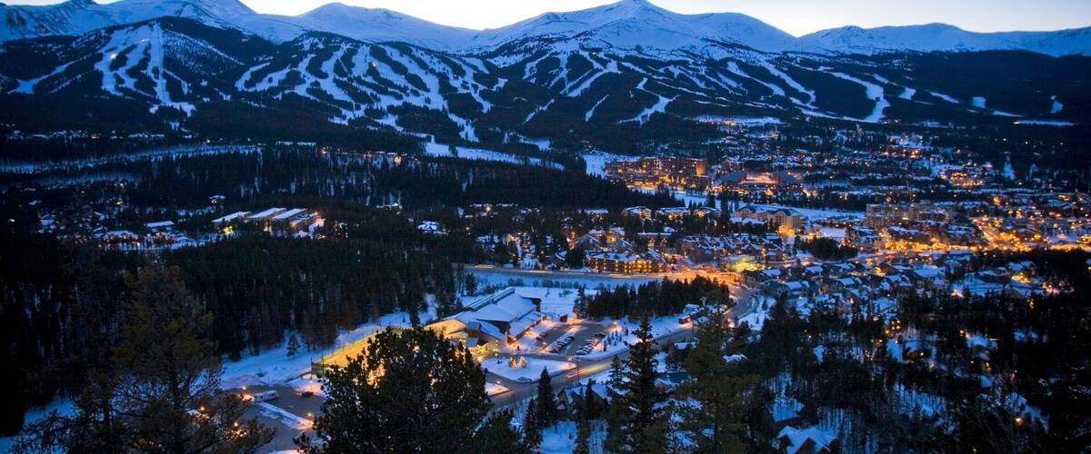 Breckenridge toont sneeuw, een klein stadje of dorpje en bergen