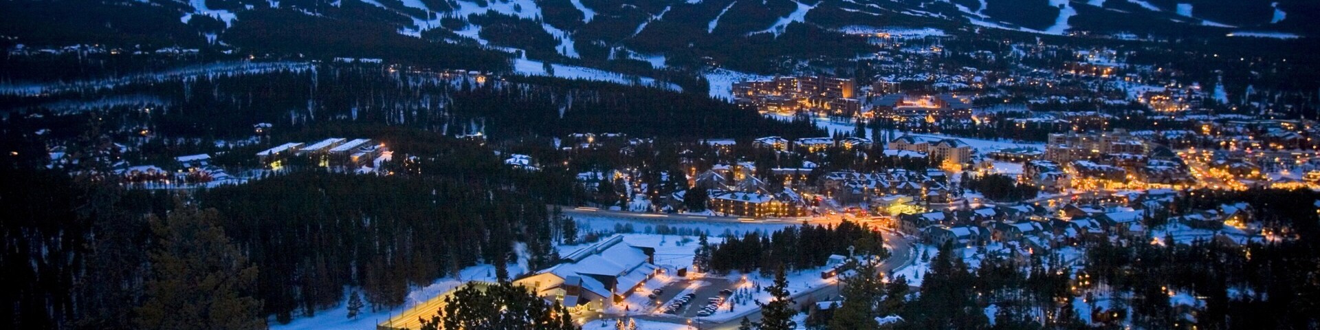 Breckenridge mostrando una pequeña ciudad o pueblo, escenas nocturnas y montañas