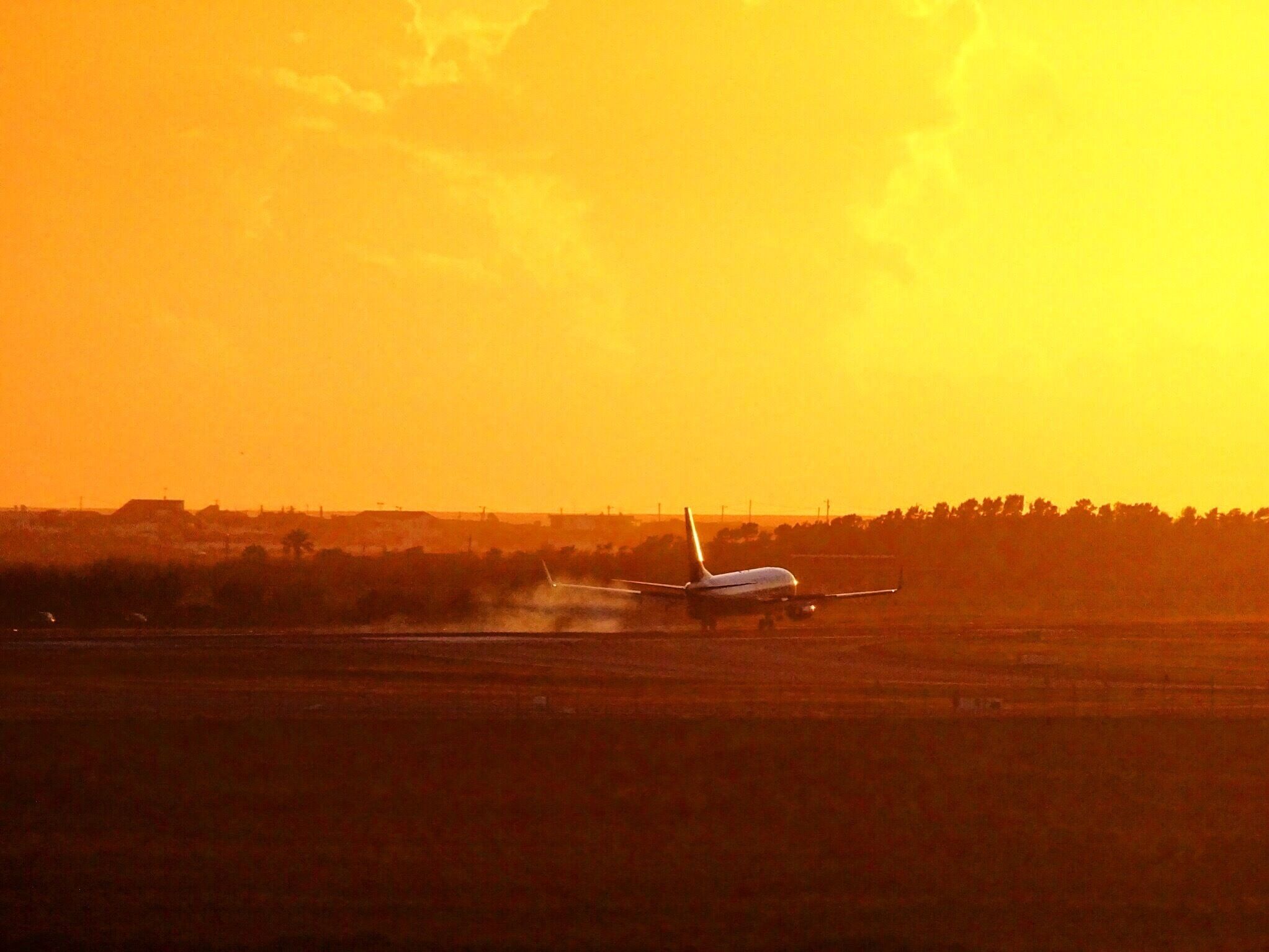 #Ryanair flight landing in #Faro, #Portugal in last night's #sunset #travel #flying #aviation #plane #aircraft #aeroplane #flight #jet 