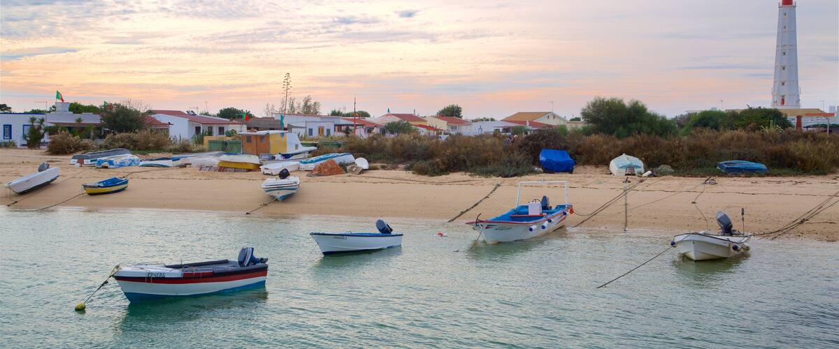 Faro som visar en fyr, en sandstrand och kustutsikter