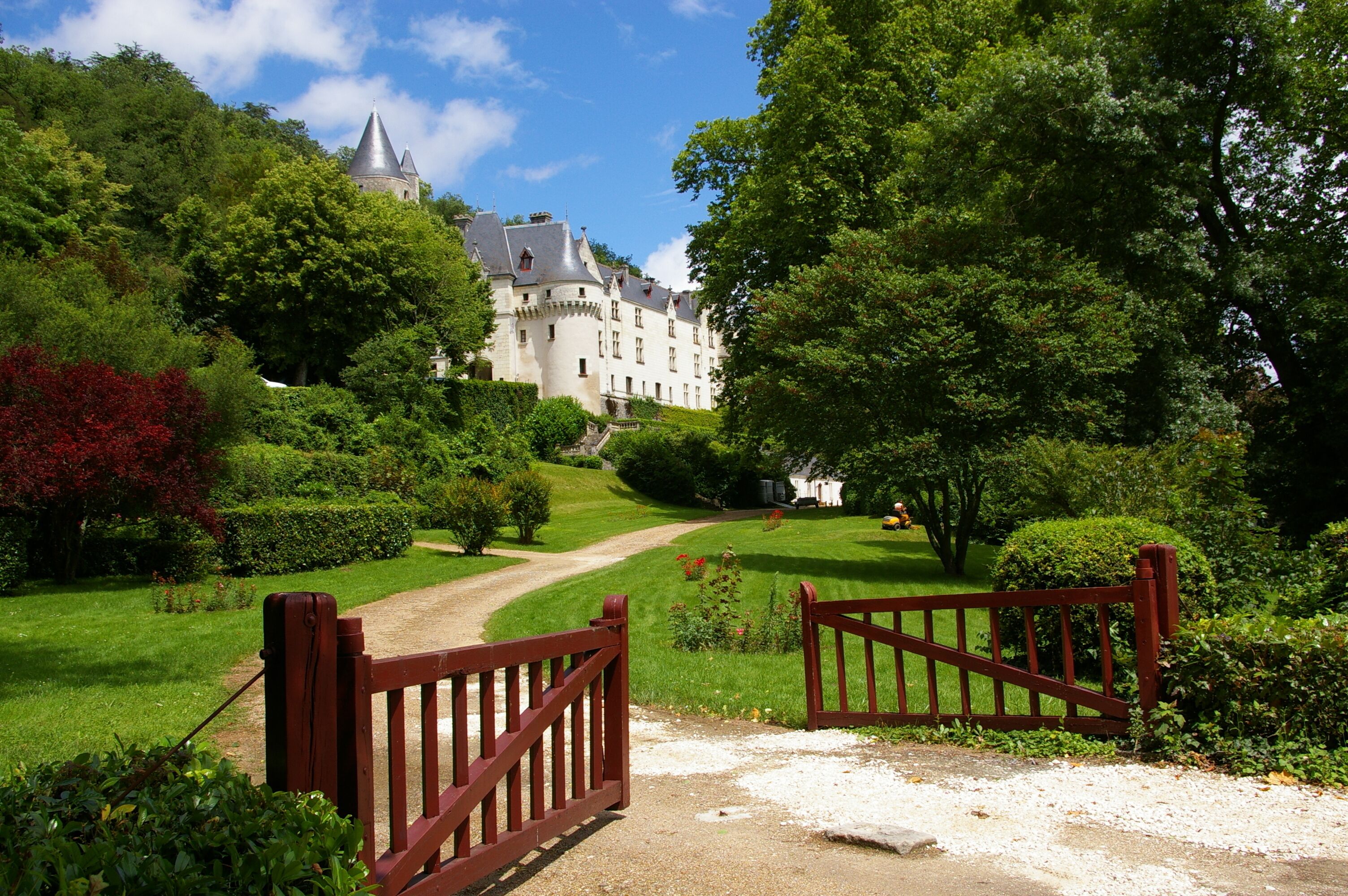 Ancienne demeure royale, le château de Chissay est maintenant un hôtel.