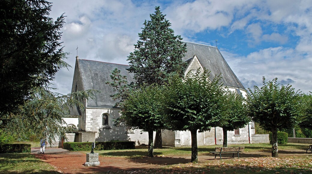 Chissay-en-Touraine (Loir-et-Cher) Eglise Saint-Saturnin (XVe, XVIe et XVIIe siècles). L'église se trouve au centre de l'ancien village. On en trouve trace dans des écrits datant de 1150. Elle a subit de nombreuses transformations. L'église, qui appartenait depuis au moins 1156 à l'abbaye de Villeloin, a été reconstruite aux XVe et XVIe siècles par Pierre Bérard, trésorier de France sous Charles VII (1446-1465) et ses descendants seigneurs de Chissay. La nef et la chapelle nord sont du XVe.Le choeur et la chapelle sud datent du XVIe. Le porche est du XVIIe. La tourelle d'escalier est appuyée contre le mur nord. La travée centrale date du deuxième quart du XVIe. L'église a pour particularité de ne pas avoir de clocher. Les cloches ont donc été placées dans le comble du choeur, côté nef. Les cloches se nomment Marie-Louise installée en 1816 et Marie-Madeleine installée en 1897.
