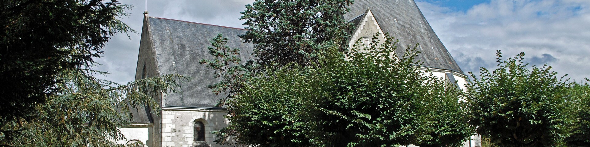 Chissay-en-Touraine (Loir-et-Cher) Eglise Saint-Saturnin (XVe, XVIe et XVIIe siècles). L'église se trouve au centre de l'ancien village. On en trouve trace dans des écrits datant de 1150. Elle a subit de nombreuses transformations. L'église, qui appartenait depuis au moins 1156 à l'abbaye de Villeloin, a été reconstruite aux XVe et XVIe siècles par Pierre Bérard, trésorier de France sous Charles VII (1446-1465) et ses descendants seigneurs de Chissay. La nef et la chapelle nord sont du XVe.Le choeur et la chapelle sud datent du XVIe. Le porche est du XVIIe. La tourelle d'escalier est appuyée contre le mur nord. La travée centrale date du deuxième quart du XVIe. L'église a pour particularité de ne pas avoir de clocher. Les cloches ont donc été placées dans le comble du choeur, côté nef. Les cloches se nomment Marie-Louise installée en 1816 et Marie-Madeleine installée en 1897.