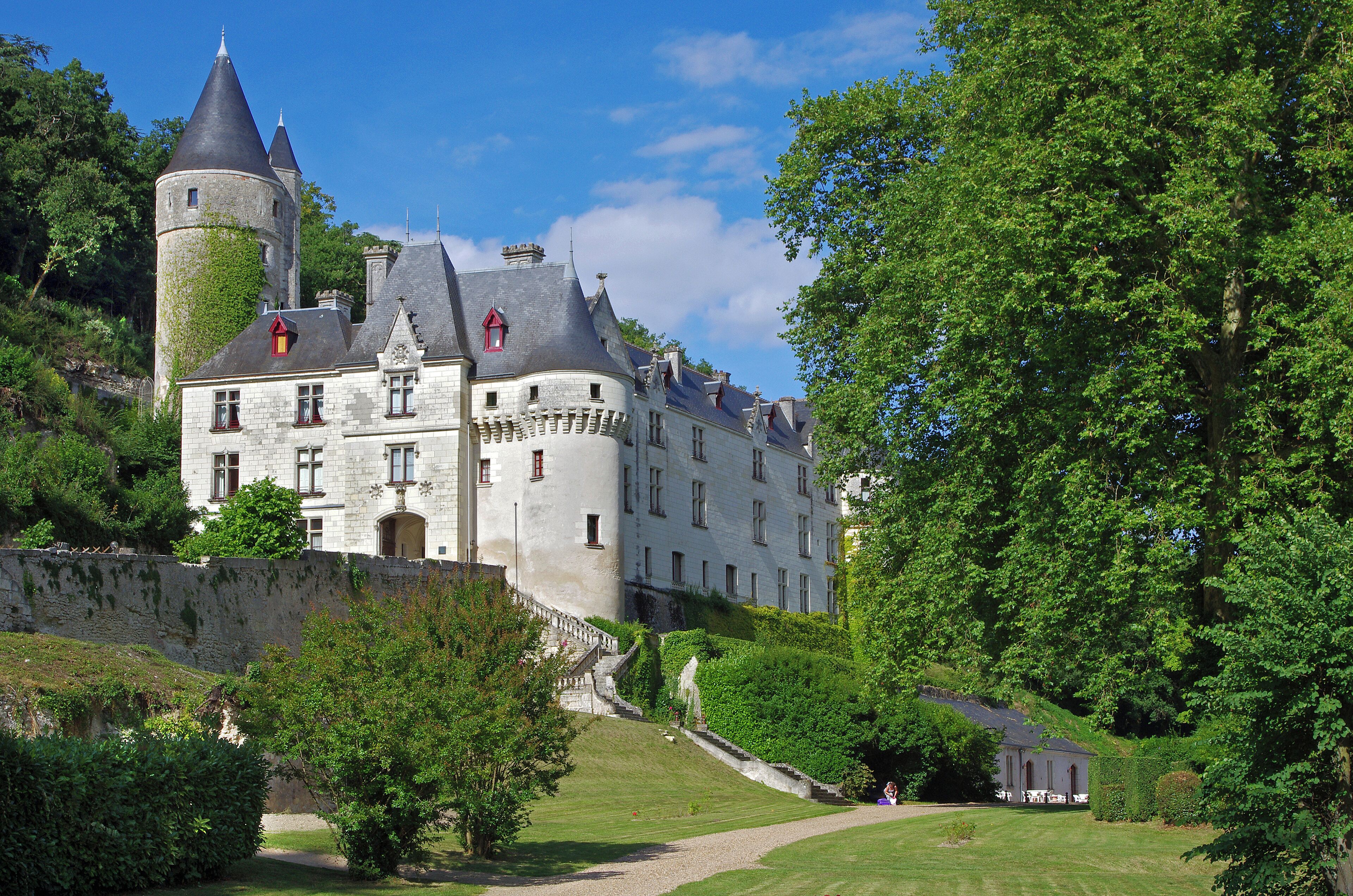 Chissay (Loir-et-Cher). Le château de Chissay. Le château de Chissay est un relais château-hôtel qui après une longue fermeture devrait rouvrir le samedi 26 Mars prochain (2016). Cet ancien château fort a été construit sous Charles VII pour le trésorier de France Pierre Bérard, époux d'Anne de Ronsard. Charles VII et Louis XI ont séjourné ici. Le 19 avril 1543 Bérard vend le domaine à Philibert Babou, seigneur de la Bourdaisière, argentier du Roi et surintendant des Finances, au prix de 16 690 livres. Le château reste dans la famille puis passe dans les mains du duc de Choiseul jusqu'à la veille de la Révolution. Choiseul cède Chissay à son ami Jean-Baptiste du Buc homme de mérite et de belle fortune qui fera connaissance avec les prisons révolutionnaires. A sa mort en 1795 Chissay devient la propriété de Marie-Jacques Gaigneron, comte de Marolles, allié par sa mère à l'impératrice Joséphine. Pendant plus d'un demi-siècle, Gaigneron reste propriétaire de Chissay et maire de la commune. Le château connait des fortunes diverses; son architecture recevant au cours des siècles la contribution de ses différents propriétaires. Successivement détenu par le baron et la baronne de Gartempe, puis par leurs descendants les Costa de Beauregard, ce sont donc les membres de cette famille qui accueillent en Juin 1940 Monsieur Paul Raynaud. Le chef du gouvernement y installe son quartier général. Dans le grand salon se tiennent alors des conférences politiques et militaires. Chissay voit passer le général Weygand, l'ambassadeur de Grande-Bretagne, des ministres... qui restent en liaison avec le Président de la République résidant à 30 km de là, au château de Cangé. Le 12 Juin, le Général de Gaulle arrive à Chissay pour présenter à Paul Raynaud son projet de réduit breton. Chissay venait d'être témoin de l'agonie de la IIIe République. History has embraced Chissay over the centuries. Situated between Montrichard and Chenonceaux, this former fortified castle was built under Charles the 7th for Pierre Bérard, chancellor of France and husband to Anne de Rondard. Charles the 7th and Louis the 11th both stayed here, as evidenced by many royal acts. On the 19th of April 1543 Bérard sold the estate to Philibert Babou, Lord of Bourdaisière, the king's treasurer and superintendent of finance, for £16 690. The castle remained in the family, then passed into the hands of Duke of Choiseul until the eve of the revolution. Choiseul ceded Chissay to his friend Jean-Baptiste du Buc, a man of merit and good fortune who grew to know well the revolution's prisons. On his death in 1795 Chissay became the property of Marie-Jacques Gaigneron, Count of Marolles, allied through his mother to Empress Josephine. Gaigneron remained the owner of Chissay and was also the town mayor for more than half a century. The castle has known varying fortunes, and the original architecture has been added to by its various owners. Acquired in the twentieth century by Baron and Baroness of Gartempe, then passed to their descendants the Costa de Beauregard, it was this family that welcomed Mr Paul Raynaud in June 1940. The Prime Minister established his headquarters here, and political and military conferences were held in the main salon. Chissay castle received General Weygand, the ambassador of Great Britain, ministers and dignitaries who liaised with the republic's president residing 30km away in Cangé castle. On the 12th of June, General de Gaulle arrived at Chissay to present Paul Reynaud with his 'reduit breton' plan (a joint British/French strategy to defend the Brittany peninsula against the Germans.) Chissay witnessed the agony of the 3rd republic, the future of France was determined behind the thick walls of the castle. www.chateaudechissay.com/