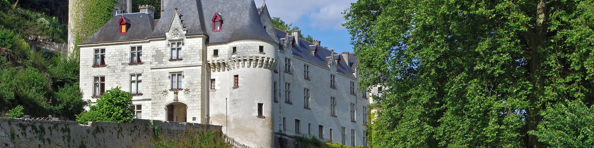 Chissay (Loir-et-Cher). Le château de Chissay. Le château de Chissay est un relais château-hôtel qui après une longue fermeture devrait rouvrir le samedi 26 Mars prochain (2016). Cet ancien château fort a été construit sous Charles VII pour le trésorier de France Pierre Bérard, époux d'Anne de Ronsard. Charles VII et Louis XI ont séjourné ici. Le 19 avril 1543 Bérard vend le domaine à Philibert Babou, seigneur de la Bourdaisière, argentier du Roi et surintendant des Finances, au prix de 16 690 livres. Le château reste dans la famille puis passe dans les mains du duc de Choiseul jusqu'à la veille de la Révolution. Choiseul cède Chissay à son ami Jean-Baptiste du Buc homme de mérite et de belle fortune qui fera connaissance avec les prisons révolutionnaires. A sa mort en 1795 Chissay devient la propriété de Marie-Jacques Gaigneron, comte de Marolles, allié par sa mère à l'impératrice Joséphine. Pendant plus d'un demi-siècle, Gaigneron reste propriétaire de Chissay et maire de la commune. Le château connait des fortunes diverses; son architecture recevant au cours des siècles la contribution de ses différents propriétaires. Successivement détenu par le baron et la baronne de Gartempe, puis par leurs descendants les Costa de Beauregard, ce sont donc les membres de cette famille qui accueillent en Juin 1940 Monsieur Paul Raynaud. Le chef du gouvernement y installe son quartier général. Dans le grand salon se tiennent alors des conférences politiques et militaires. Chissay voit passer le général Weygand, l'ambassadeur de Grande-Bretagne, des ministres... qui restent en liaison avec le Président de la République résidant à 30 km de là, au château de Cangé. Le 12 Juin, le Général de Gaulle arrive à Chissay pour présenter à Paul Raynaud son projet de réduit breton. Chissay venait d'être témoin de l'agonie de la IIIe République. History has embraced Chissay over the centuries. Situated between Montrichard and Chenonceaux, this former fortified castle was built under Charles the 7th for Pierre Bérard, chancellor of France and husband to Anne de Rondard. Charles the 7th and Louis the 11th both stayed here, as evidenced by many royal acts. On the 19th of April 1543 Bérard sold the estate to Philibert Babou, Lord of Bourdaisière, the king's treasurer and superintendent of finance, for £16 690. The castle remained in the family, then passed into the hands of Duke of Choiseul until the eve of the revolution. Choiseul ceded Chissay to his friend Jean-Baptiste du Buc, a man of merit and good fortune who grew to know well the revolution's prisons. On his death in 1795 Chissay became the property of Marie-Jacques Gaigneron, Count of Marolles, allied through his mother to Empress Josephine. Gaigneron remained the owner of Chissay and was also the town mayor for more than half a century. The castle has known varying fortunes, and the original architecture has been added to by its various owners. Acquired in the twentieth century by Baron and Baroness of Gartempe, then passed to their descendants the Costa de Beauregard, it was this family that welcomed Mr Paul Raynaud in June 1940. The Prime Minister established his headquarters here, and political and military conferences were held in the main salon. Chissay castle received General Weygand, the ambassador of Great Britain, ministers and dignitaries who liaised with the republic's president residing 30km away in Cangé castle. On the 12th of June, General de Gaulle arrived at Chissay to present Paul Reynaud with his 'reduit breton' plan (a joint British/French strategy to defend the Brittany peninsula against the Germans.) Chissay witnessed the agony of the 3rd republic, the future of France was determined behind the thick walls of the castle. www.chateaudechissay.com/