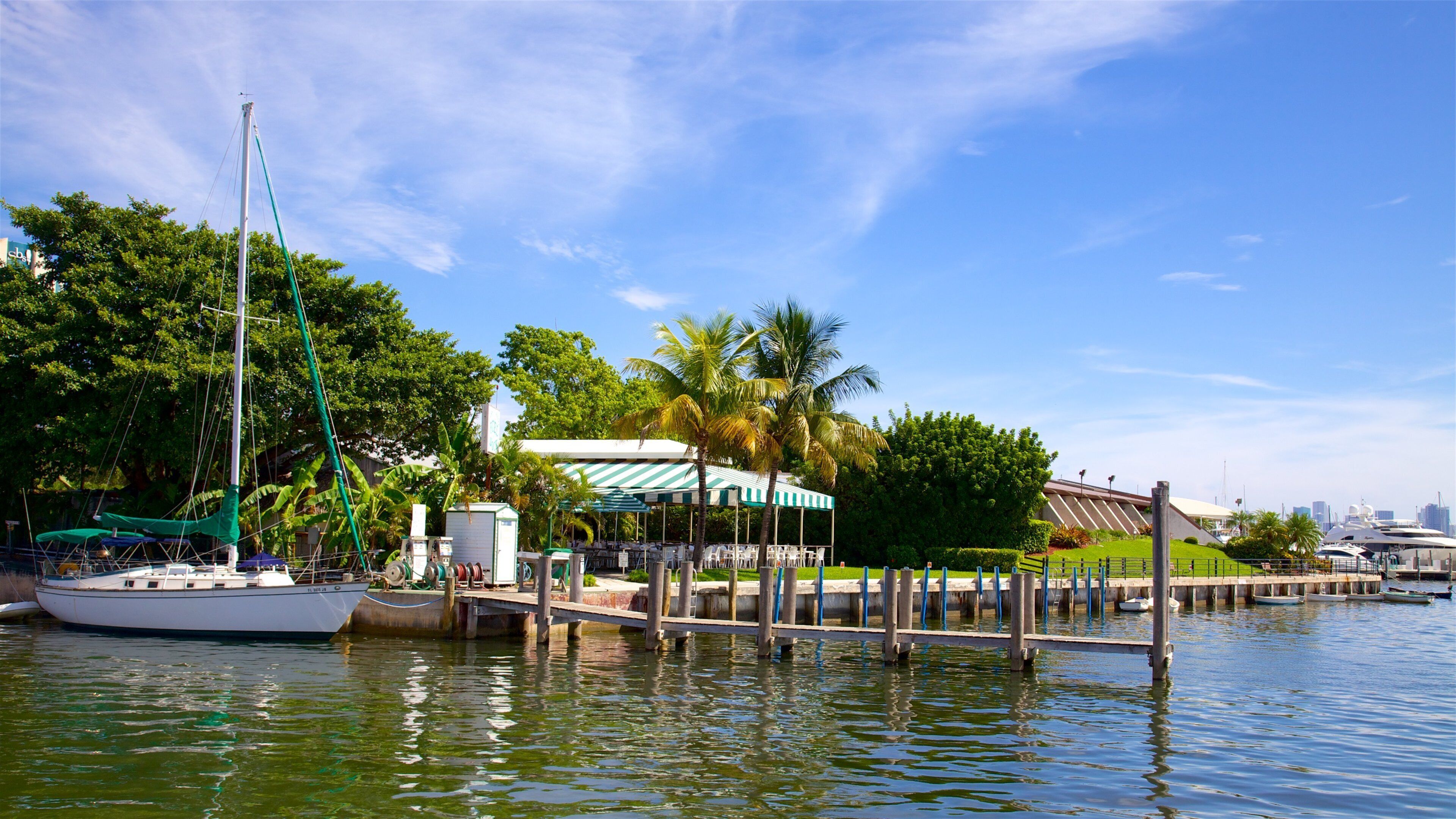 Coconut Grove que inclui uma baía ou porto