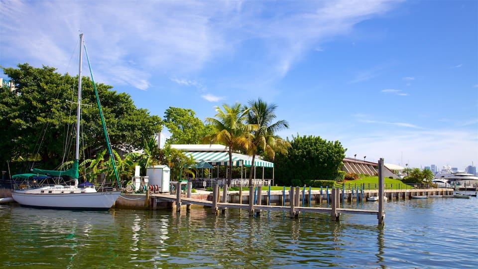 Coconut Grove que inclui uma baía ou porto