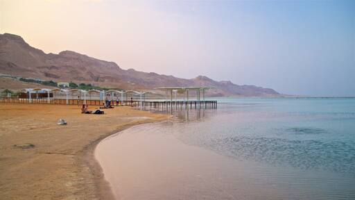 Ein Bokek som viser udsigt over kystområde, en solnedgang og en strand