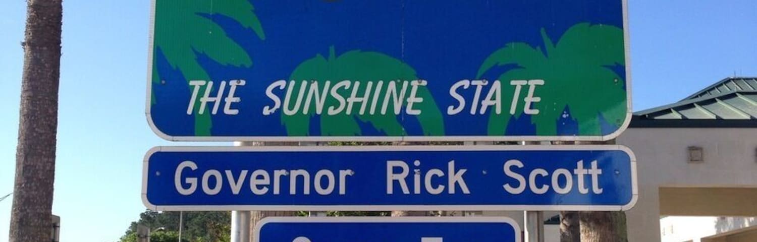 We arrived in Florida around 9am. We left Savannah at 7am to avoid traffic because when we left 10 the day before we got trapped in major traffic on I-95. So be warned that the early bird catches the worm. The bathrooms were alright but because this was the busiest rest stop (I mean packed) the washrooms were pretty gross). Inside the welcome centre there was a lady that handed out fresh squeezed Florida orange juice and grapefruit juice. So good and refreshing because it got really really hot and humid when we arrived here. Lots of maps inside, and info on every region of Florida.