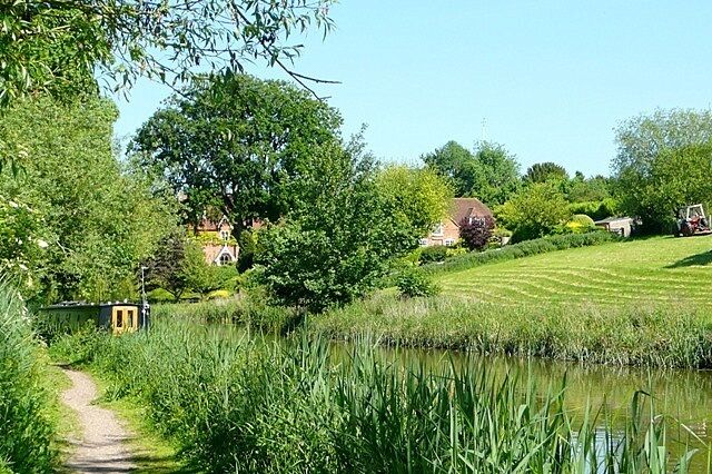Approaching Kintbury The approach to Kintbury from the west. The village has many large and immaculate gardens running down to the water's edge.