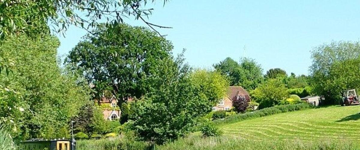 Approaching Kintbury The approach to Kintbury from the west. The village has many large and immaculate gardens running down to the water's edge.