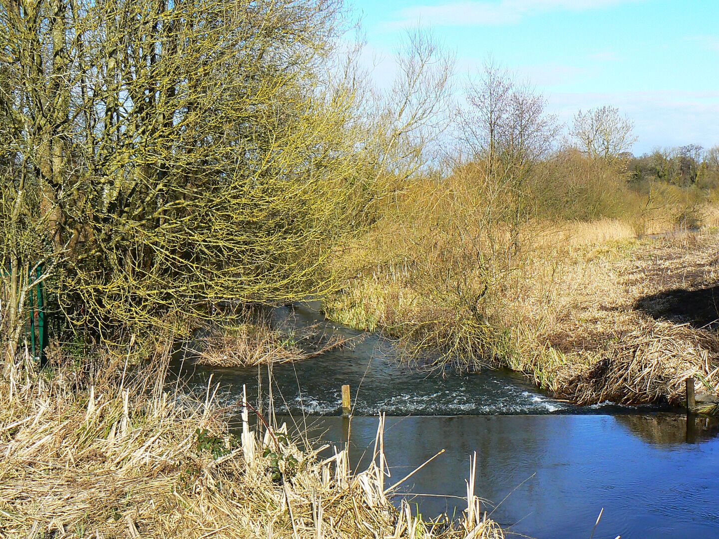 Weir, River Kennet and Kennet and Avon canal, Kintbury To a non-expert like me it appears that the canal is draining some of its contents into the river via this weir. There must be a reason for it.