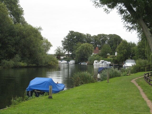 Moorings on the Thames near Frogmill Farm
