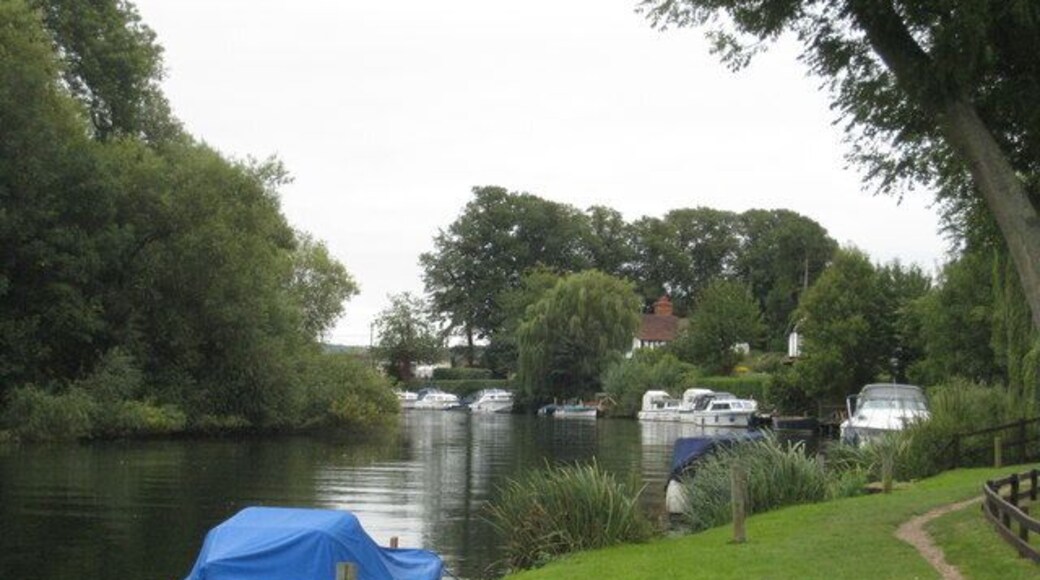 Moorings on the Thames near Frogmill Farm
