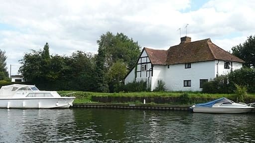 Frogmill Farm Part of Frogmill Farm at Hurley, on the south bank of the river.