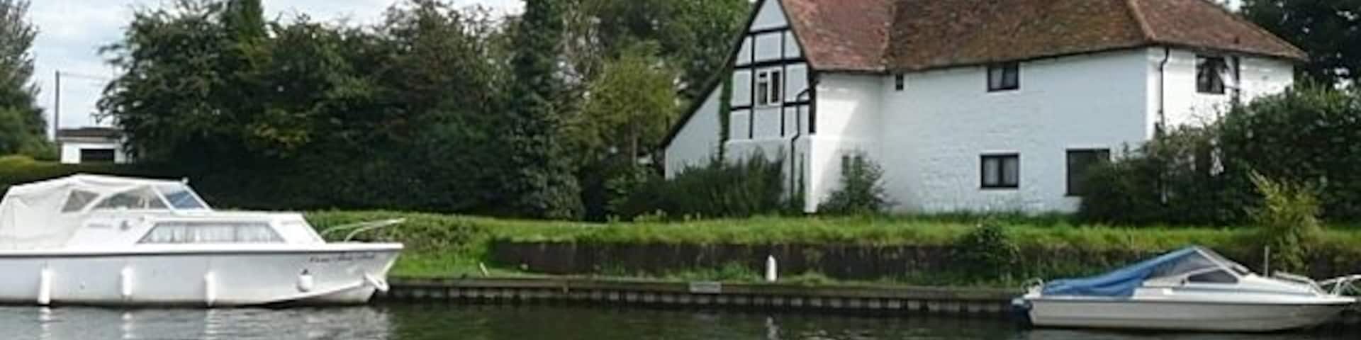 Frogmill Farm Part of Frogmill Farm at Hurley, on the south bank of the river.