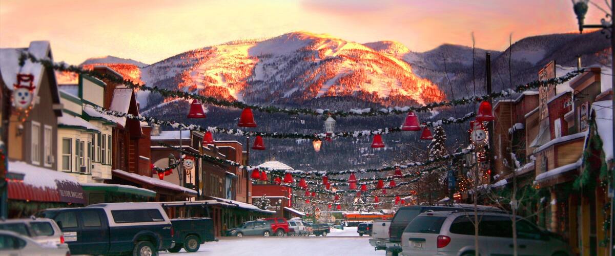 Whitefish ofreciendo un pueblo, un atardecer y escenas cotidianas
