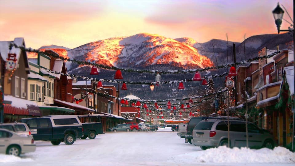 Whitefish som inkluderer liten by eller landsby, snø og gatescener