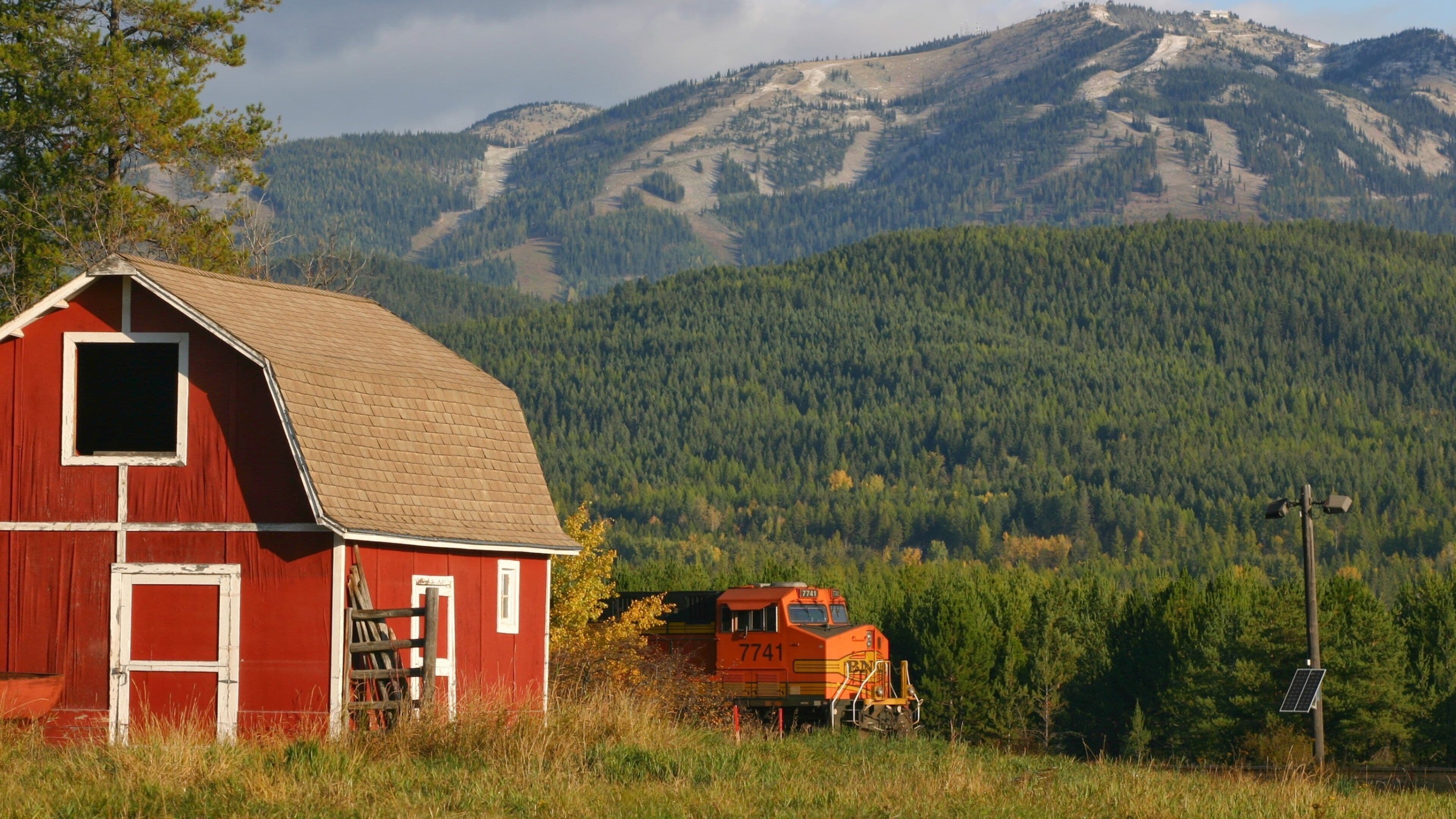 Whitefish som viser fjell, åkre og skoglandskap