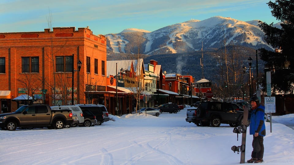 Whitefish fasiliteter samt snowboarding, snø og liten by eller landsby