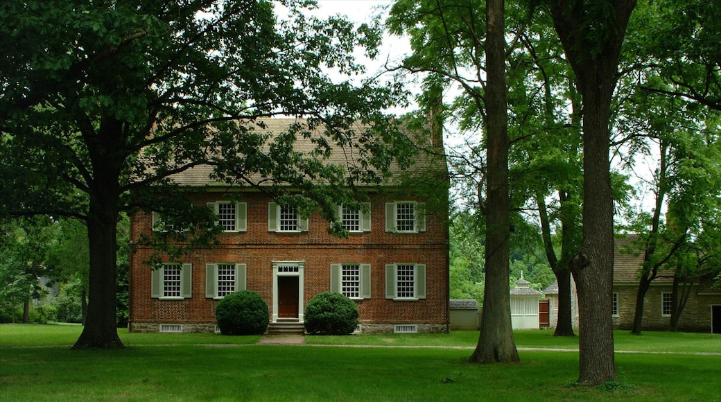 Louisville showing a small town or village, heritage architecture and a house