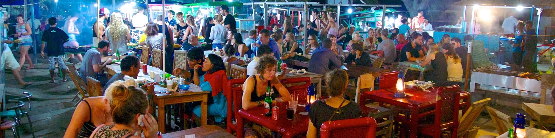 Indonesia ofreciendo escenas de noche, comidas al aire libre y imágenes de calles